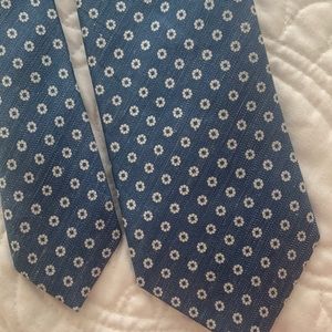 Drake’s of London silk & linen men’s necktie. Blue w/ mini white flower pattern
